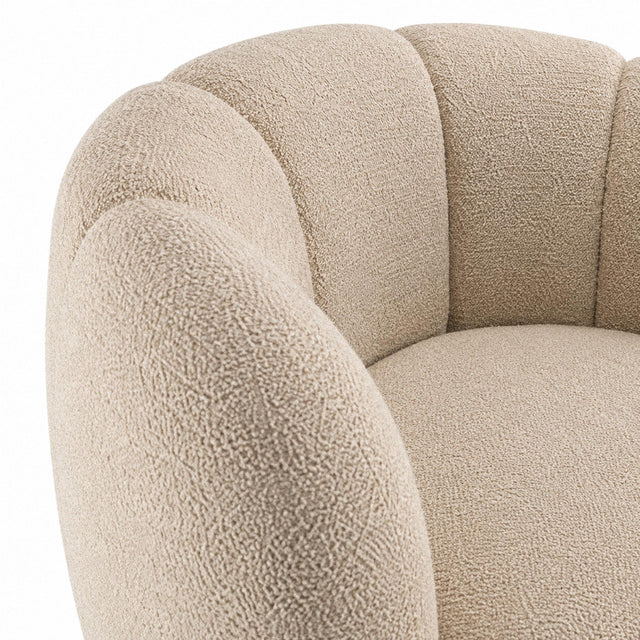 Fauteuil design enveloppant en tissu beige Alba – 84 cm