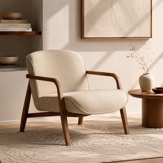 Fauteuil design contemporain en tissu beige et teck recyclé Sixtine – 67 cm