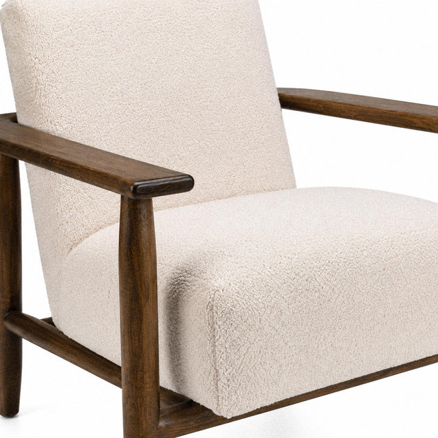 Fauteuil design en bouclette écrue et bois de frêne Gaston – 74 cm