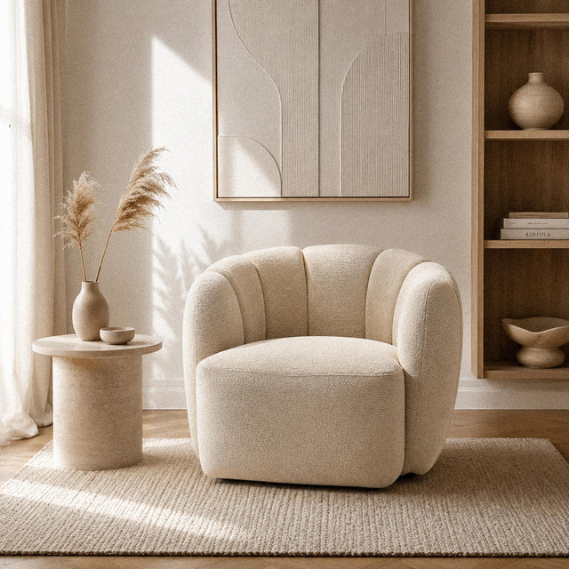 Fauteuil design enveloppant en tissu beige Alba – 84 cm